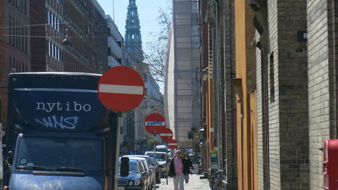 Center - Studio - Close To The King: Udendørs