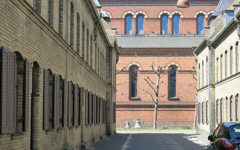 Center - Studio - Close To The King: Udendørs