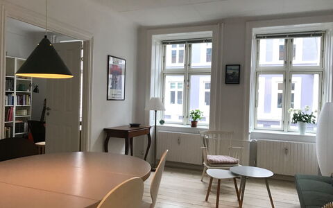 Vesterbro - 2 Bedrooms - Close Tivoli: Frokostlokale, Stue