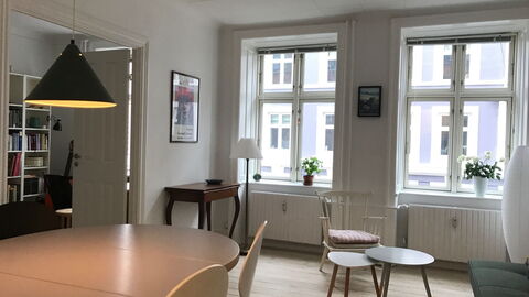 Vesterbro - 2 Bedrooms - Close Tivoli: Frokostlokale, Stue