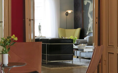 Center - Close To The King - The Marble Church: Stue