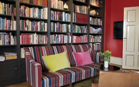 Center - Close To The King - The Marble Church: Stue