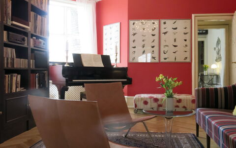 Center - Close To The King - The Marble Church: Stue