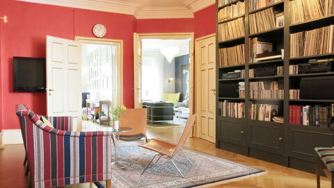 Center - Close To The King - The Marble Church: Stue