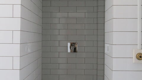 Center - Close To The King - The Marble Church: Badeværelse