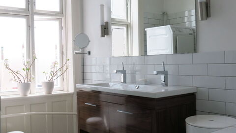 Center - Close To The King - The Marble Church: Badeværelse