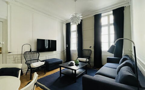 Center-inner City-2 Bedrooms-close To Everything