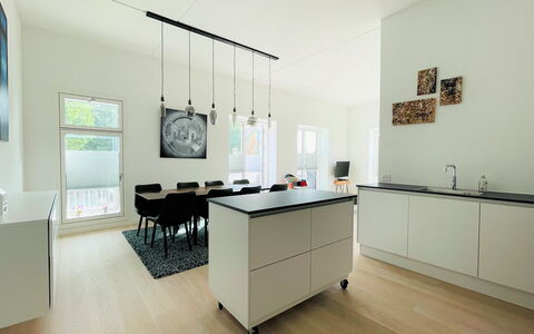 2 Bedrooms - 5 People - Close To Metro: Frokostlokale, Køkken, Stue