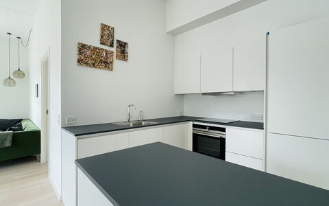 2 Bedrooms - 5 People - Close To Metro: Frokostlokale, Køkken, Stue