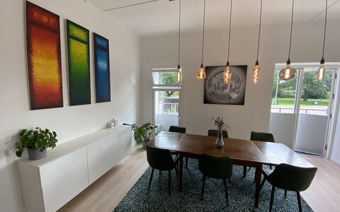 2 Bedrooms - 5 People - Close To Metro: Frokostlokale, Køkken, Stue