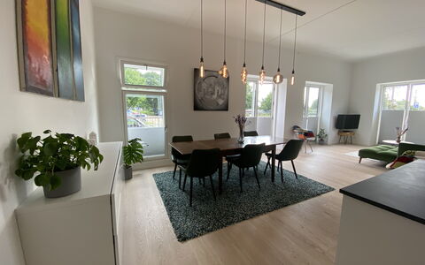 2 Bedrooms - 5 People - Close To Metro: Frokostlokale, Køkken, Stue