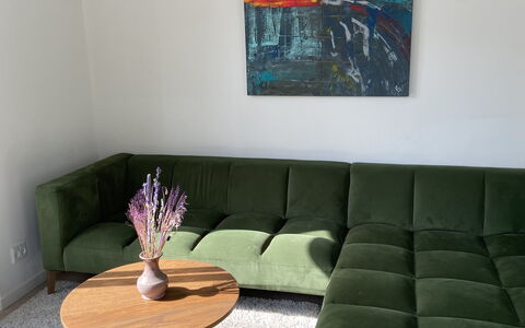 2 Bedrooms - 5 People - Close To Metro: Frokostlokale, Køkken, Stue