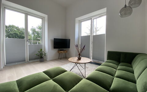 2 Bedrooms - 5 People - Close To Metro: Frokostlokale, Køkken, Stue