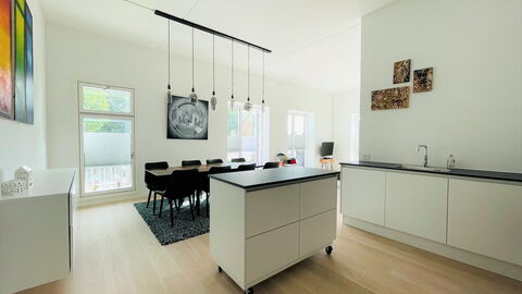 2 Bedrooms - 5 People - Close To Metro: Frokostlokale, Køkken, Stue