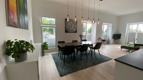 2 Bedrooms - 5 People - Close To Metro: Frokostlokale, Køkken, Stue