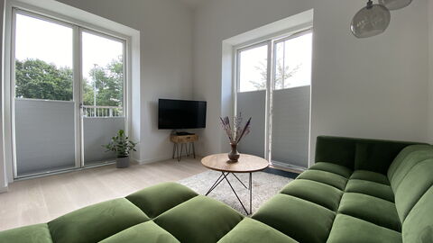 2 Bedrooms - 5 People - Close To Metro: Frokostlokale, Køkken, Stue