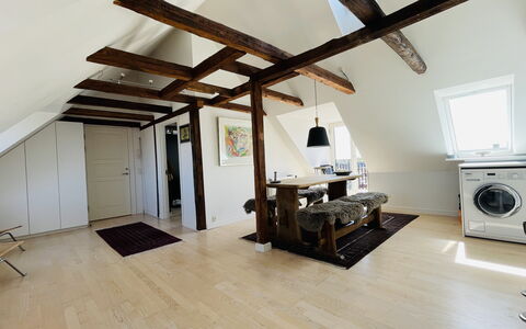 Amager - 5 People - 2 Bedrooms - Balcony: Frokostlokale, Køkken, Stue