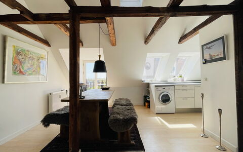 Amager - 5 People - 2 Bedrooms - Balcony: Frokostlokale, Køkken, Stue