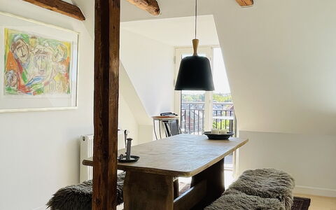 Amager - 5 People - 2 Bedrooms - Balcony: Frokostlokale, Køkken, Stue