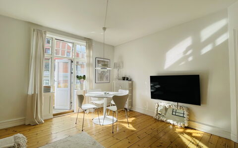 Østerbro - 1 Bedroom - 2 People: Frokostlokale, Stue