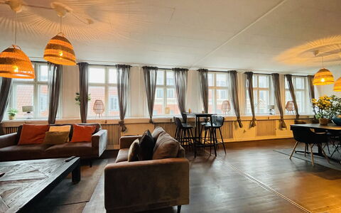 Pedestrian Street - Center - 7 Br - 14 Guests: Stue