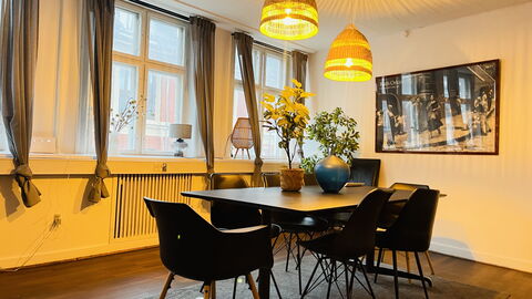 Pedestrian Street - Center - 7 Br - 14 Guests: Frokostlokale, Stue