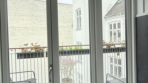 Close To Tivoli - 4 Br - 8 People - Huge Apartment: Altan / terrasse / gårdhave