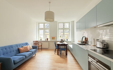 Center - 3 Br - 5 People - Close To Metro- Balcony: Køkken, Stue