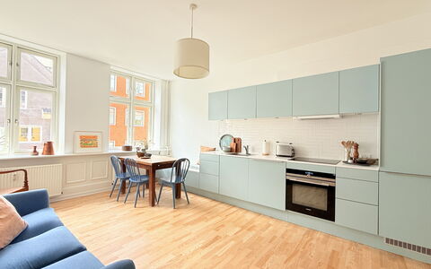 Center - 3 Br - 5 People - Close To Metro- Balcony: Køkken