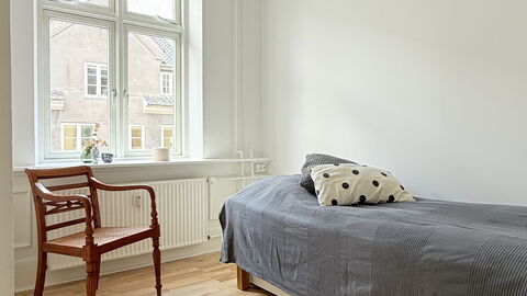 Center - 3 Br - 5 People - Close To Metro- Balcony: soveværelse