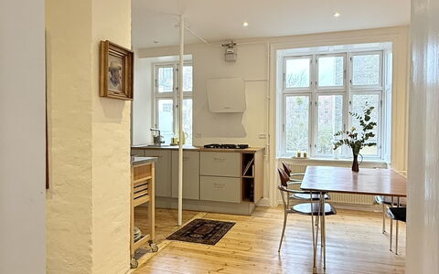 Nørrebro - 2 People - 1 Br - Close to Metro: Frokostlokale, Køkken