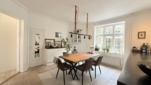 Østerbro - Close to Metro - 2 Br - 4 People: Frokostlokale