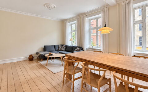 Nørrebro - 4 People - 2 Br - Close to Lakes: Stue
