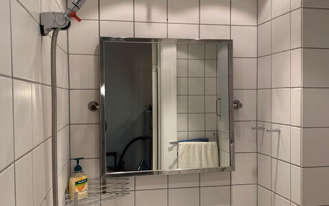 Center - Close To Everything - Close To The King: Badeværelse