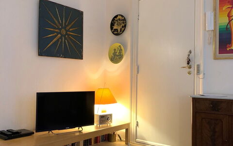 Center - Close To Everything - Close To The King: soveværelse, Stue