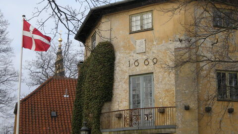 Center - Close To Everything - Close To The King: Udendørs