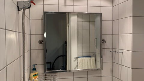 Center - Close To Everything - Close To The King: Badeværelse