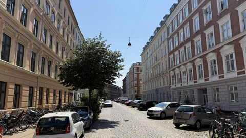 Holsteinsgade - The Quiet Neighbourhood: Udendørs, Udvendige