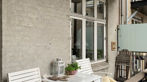 Close To The Lakes - Close To Center