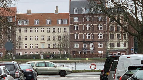 Close To The Lakes - Close To Center