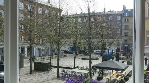 Østerbro - The Quiet Neighbourhood: Udendørs, Udvendige