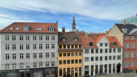 Close To The Opera: Udendørs, Udvendige